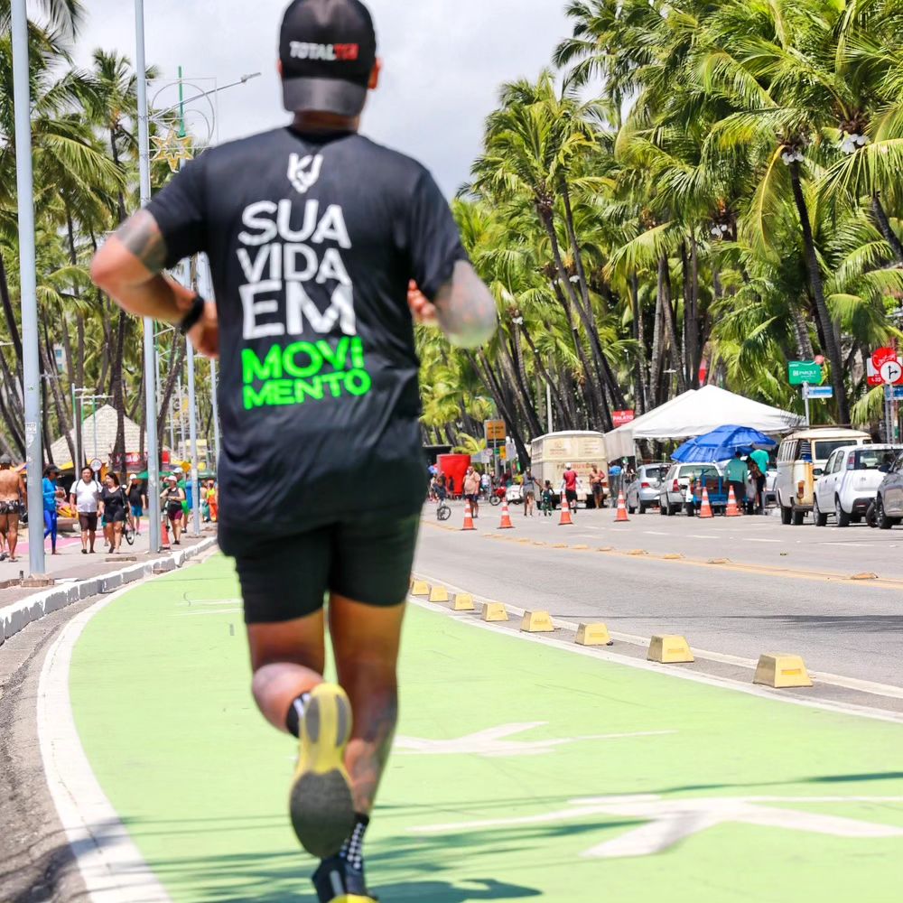 Kil Cardoso correndo na orla da praia de ponta verde em Macéio